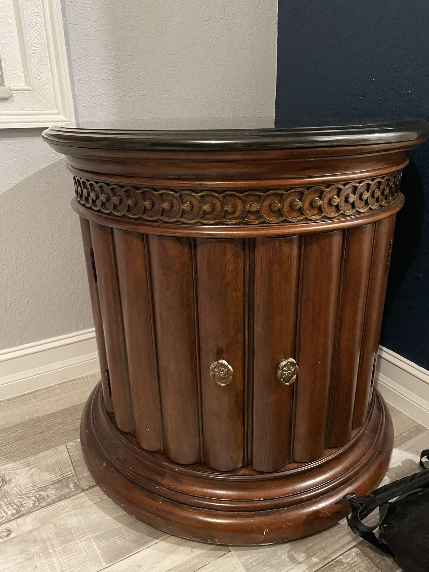American Signature Traditional Granite Top Drum Side Accent Table Column End