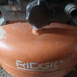 RIDGID 6 Gallon Portable Electric Pancake Air Compressor. 