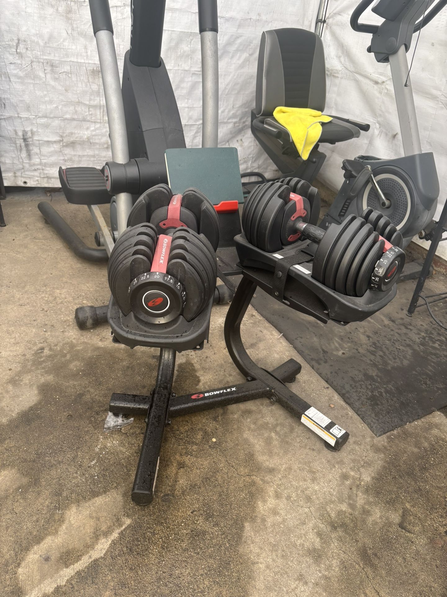 BOWFLEX ADJUSTABLE DUMBELLS