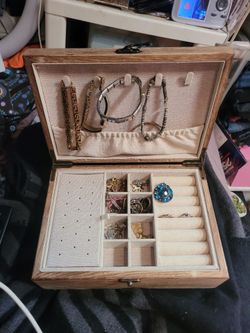 JEWELERY BOX!! W/JEWELERY!!