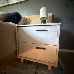 2 Matching Bedside Tables 