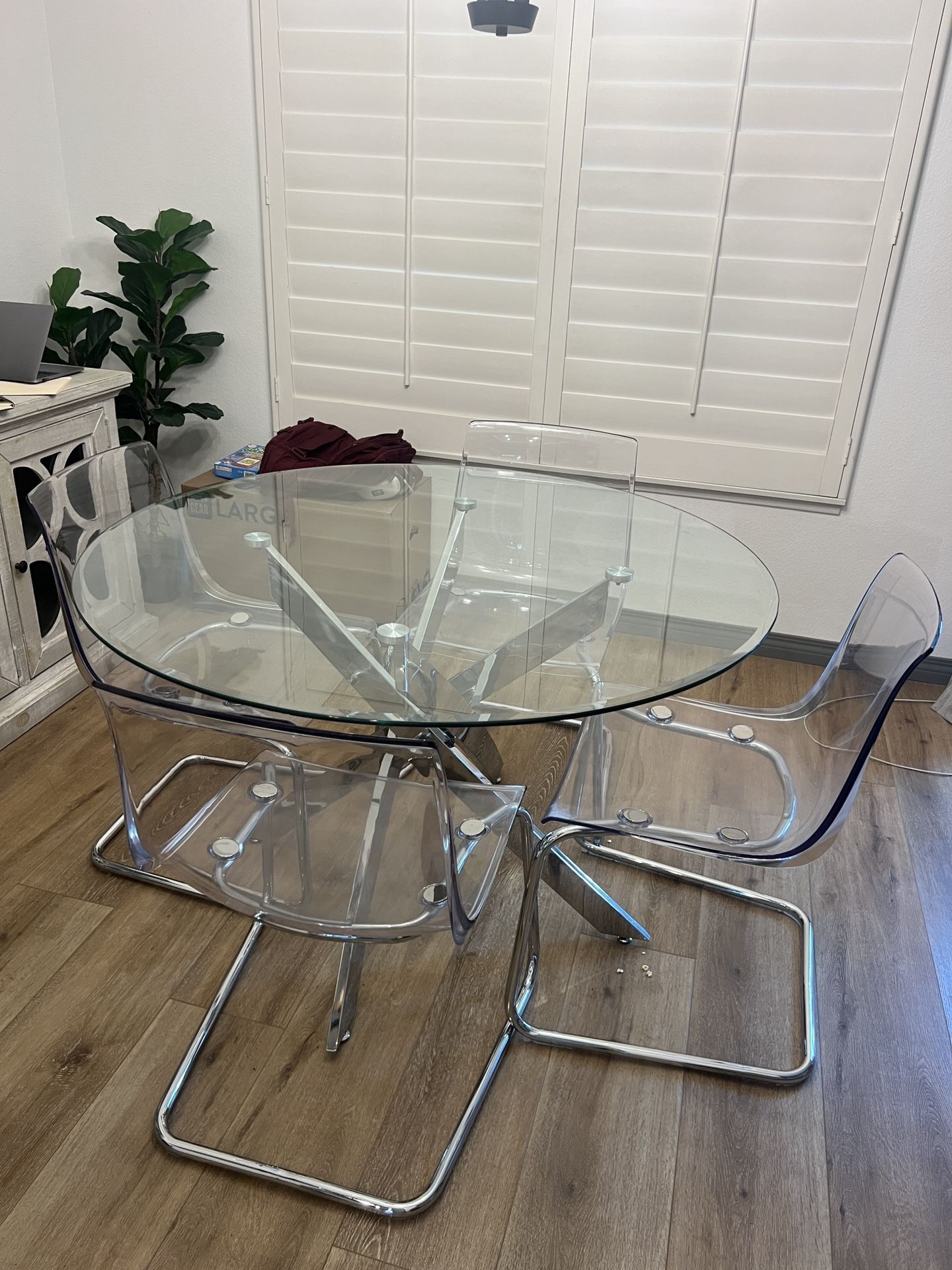 Round dining set + Grey Couch FREE. Se ve en las Ășltimas fotos.