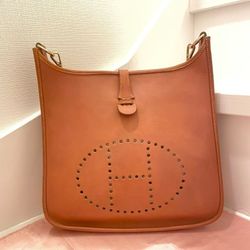 𝐇𝐄𝐑𝐌𝐄𝐒  Evelyn1 PM Cross Body Shoulder Bag Fauve Evercalf Square E