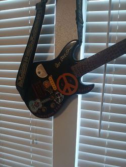 I have a nice finder sighn by Donfillder lead guitarist four egels it's black