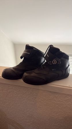 Motorcycle riding boots