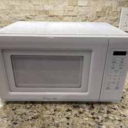 Magic Chef MC77MW 0.7 cu. ft. Countertop Cooking 700-Watt Digital Touch