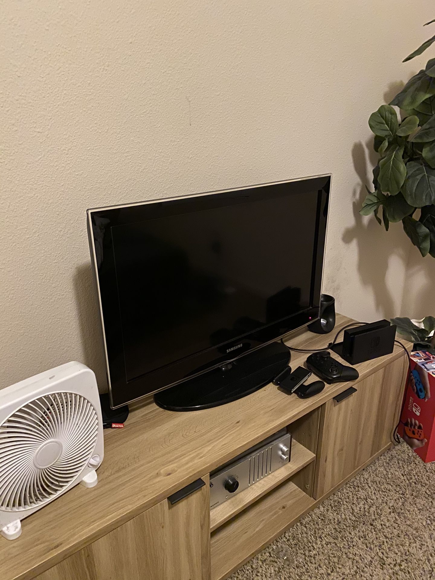 Samsung 28” Flat Screen TV TVs & Media players - TVs & Media