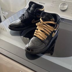 JORDAN 1 RETRO HIGH OG 'BLACK METALLIC GOLD' Size 4y