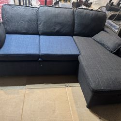 The blue and black sofa can be freely placed according to the room type