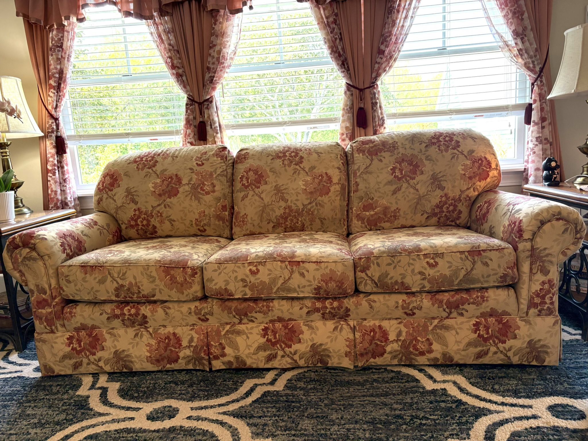 Beautiful Vintage Couch- Perfect Used Condition 