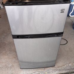 ♠︎♠︎♠︎Kenmore Mini Fridge♠︎♠︎♠︎