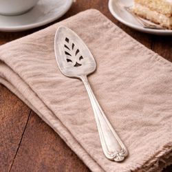 WM Rogers International Silver 1950s Silverplate Pierced Cake Pie Server, 9.5”