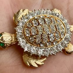 Vintage TURTLE GOLD TONE BROOCH PIN PENDANT GREEN STONE EYES ‼️ Price Is FIRM ‼️