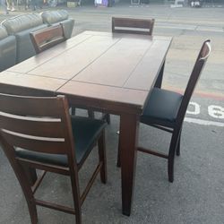 Table With Chairs 100$