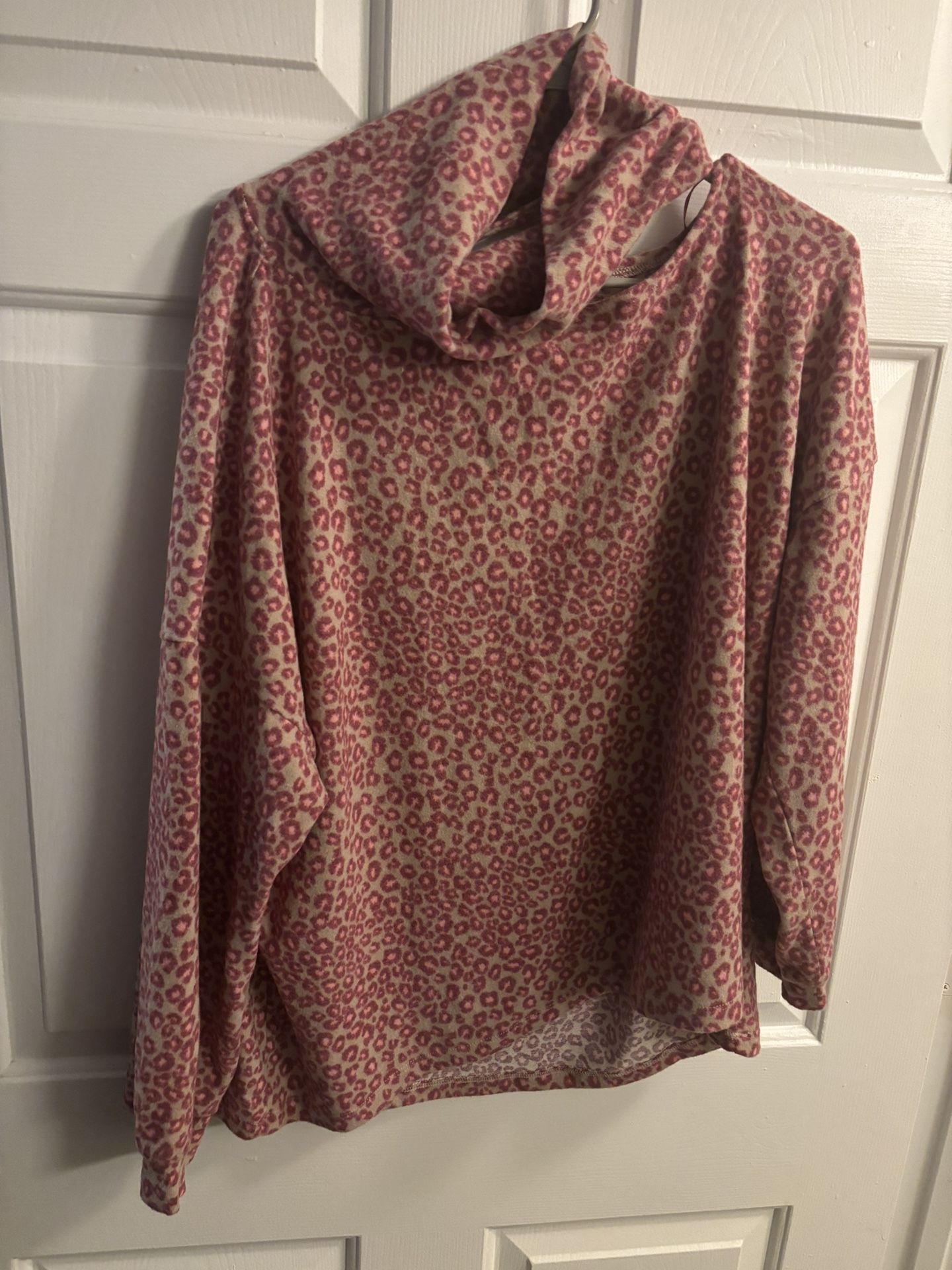 NEW! 2X Pink leopard open shoulder sweater 
