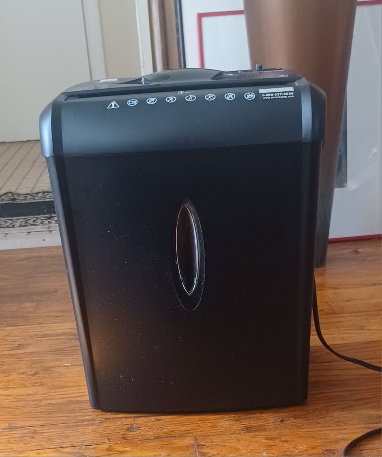 Pen + Gear 6 Sheet Crosscut Paper & Credit Card Shredder