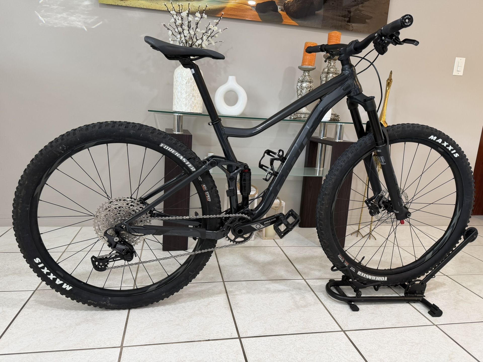 Giant Stance 29 2 - Like New Condition (Size Medium)Selling my Giant Stance 29 2 in pristine condition. This bike has been meticulously maintained and