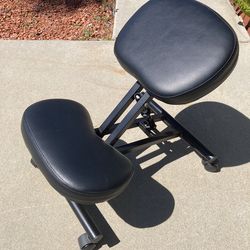 Adjustable kneeling chair