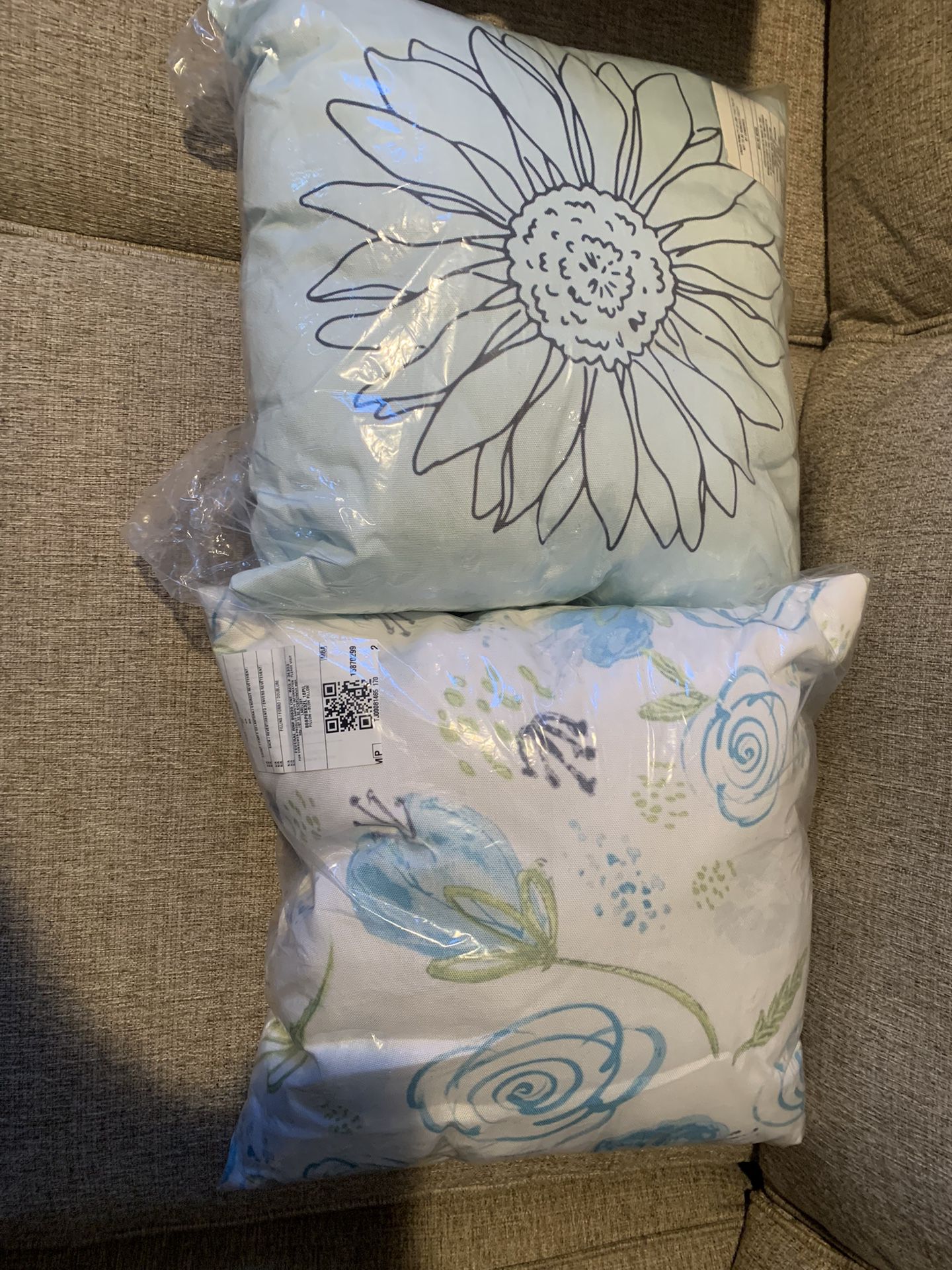Decorative pillow A-45 for Sale in North Las Vegas, NV - OfferUp