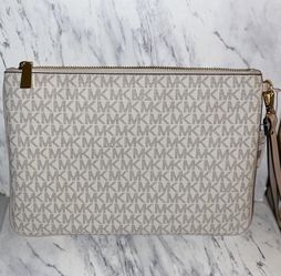 Michael kors zip pouch 2025