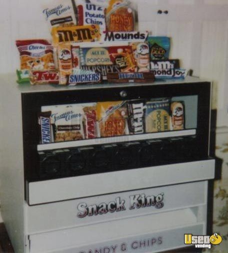 Vintage Vending Machine "Snack King"