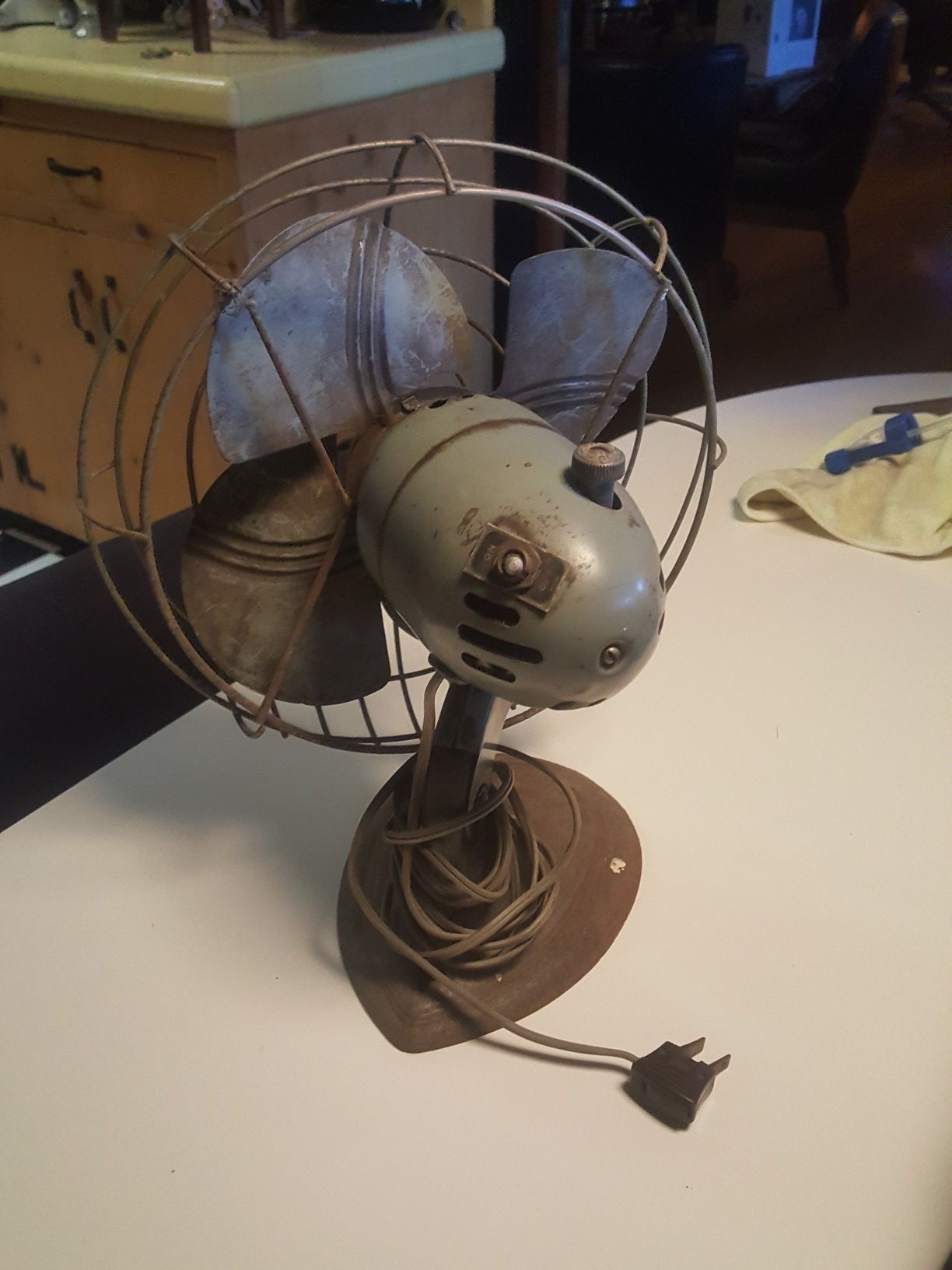 Antique table fan