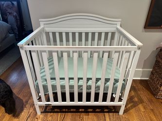 White mini crib