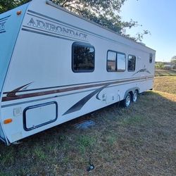 2005 TRAVEL TRAILER 31 FOOT BRAND NEW FLOORING 