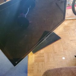 Cracked Screen LcD Samsung 55 Inch - Remote And Stand Included