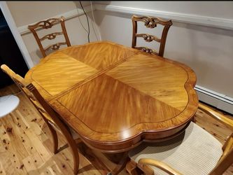 Dining Room Table with 2 Leafs, 6 Chairs.