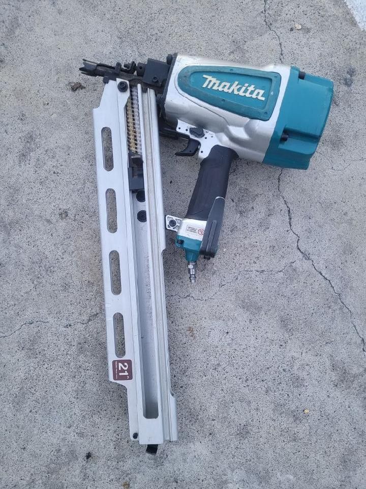 2 Makita Nail Guns 1 Freeman