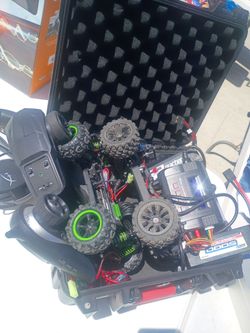 2 R/C CARS PLUS 2 BATTERIES
