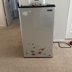 Mini fridge 