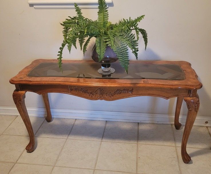 Entryway With Accent Table Pairing