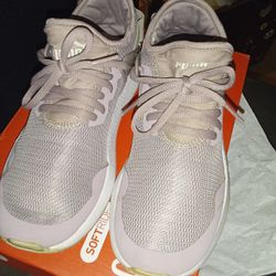 Puma Size 6.5 BRAND NEW IN BOX NEVER WORN Tennis Shoes 