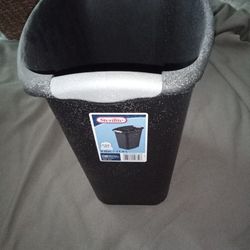Lots if Very Nice Bathroom Or Desk Waste Baskets