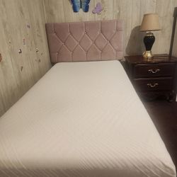 Twin Bed. $150 dolls..!!!!!