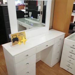 Vanity With Mirror With Diamond Knobs 