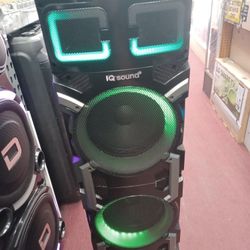 Triple Woofers Rechargeable Battery Loud Kareoke Bluetooth Party Speaker.  Free 🎤 