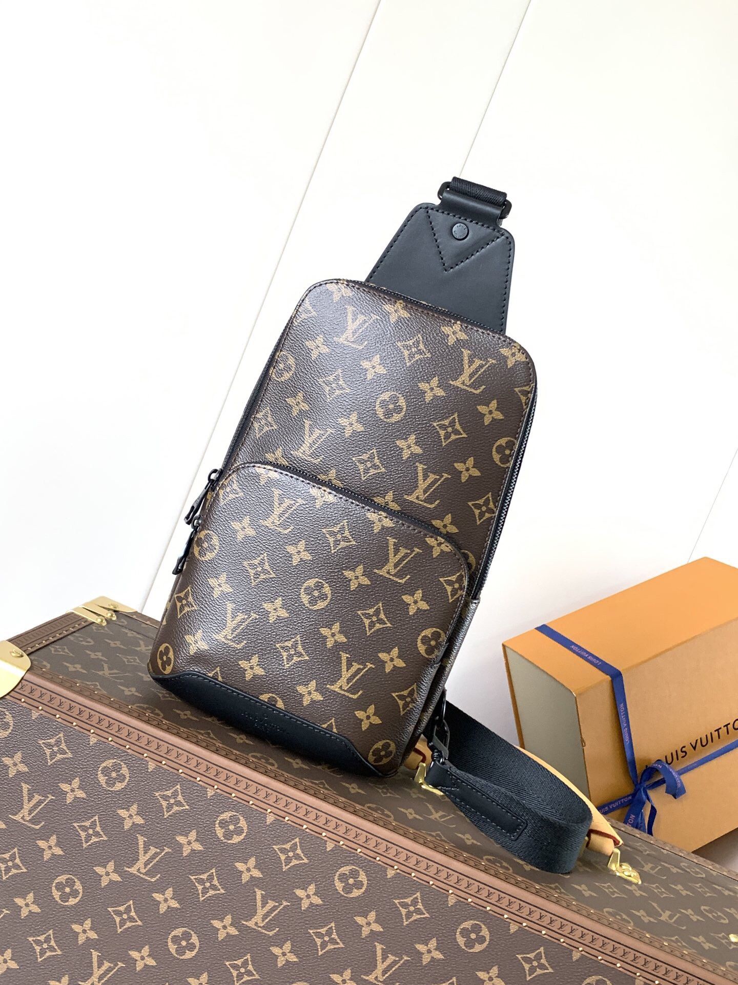 NEW 𝐋𝐎𝐔𝐈𝐒 𝐕𝐔𝐈𝐓𝐓𝐎𝐍 MONOGRAM AVENUE SLING BAG