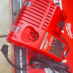 Milwaukee  M18 And.  M12. Charger Lithium-Ion Multi-Voltage  