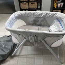 Bassinet And Two Fitted Sheets 
