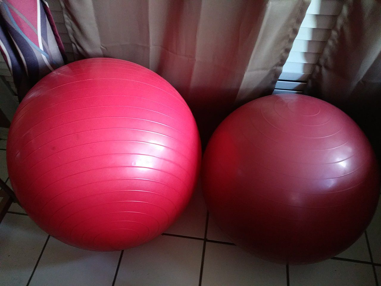 Yoga/exercise balls
