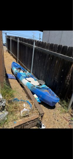 Kayak 3 persons comes with everything I bit dirty but it’s like new