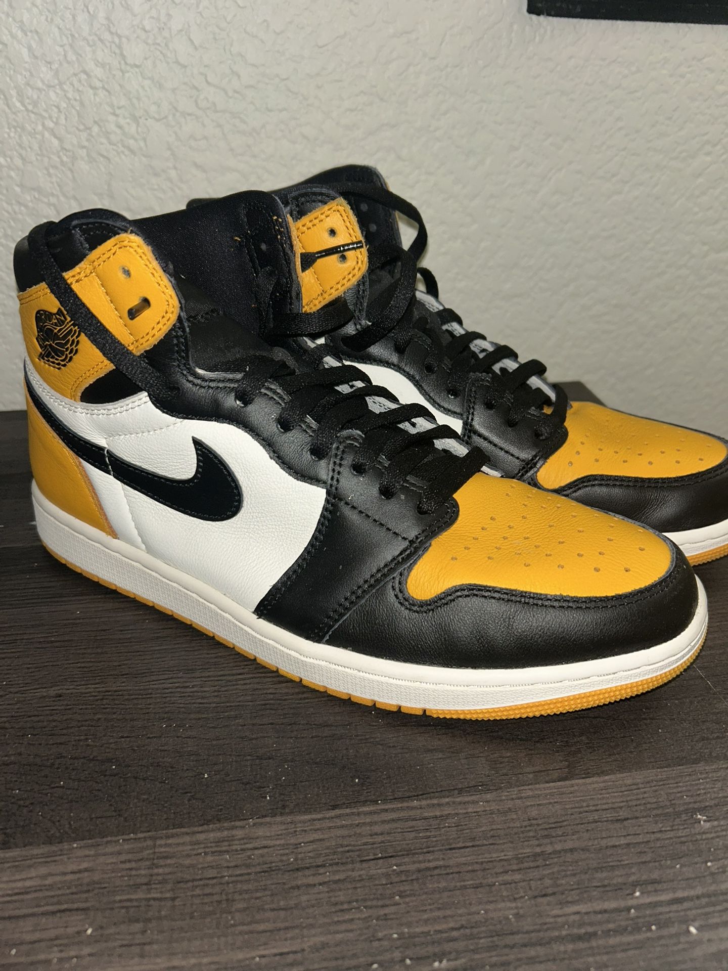 Air Jordan 1 Retro High OG 'Yellow Toe'