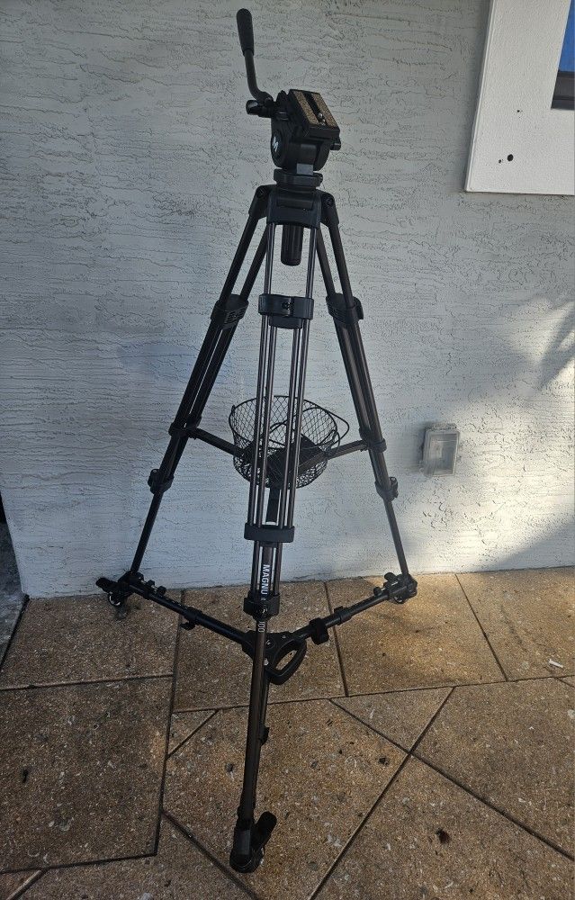 Magnus Vt-4000 Tripod System With Fluid Head Like New