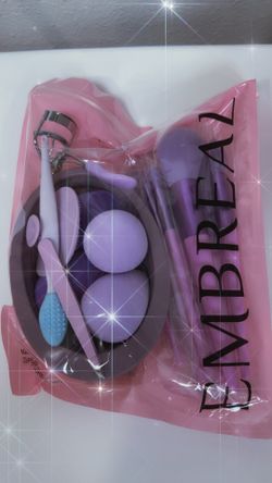 Facial sponges & makeup brushes