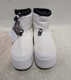 Women’s size 9 baffin torino white boots