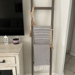 Farmhouse Wood Throw Blanket Ladder