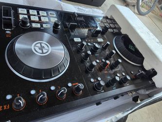 Native Instruments Traktor Kontrol S2 DJ Controller Digital Turntable